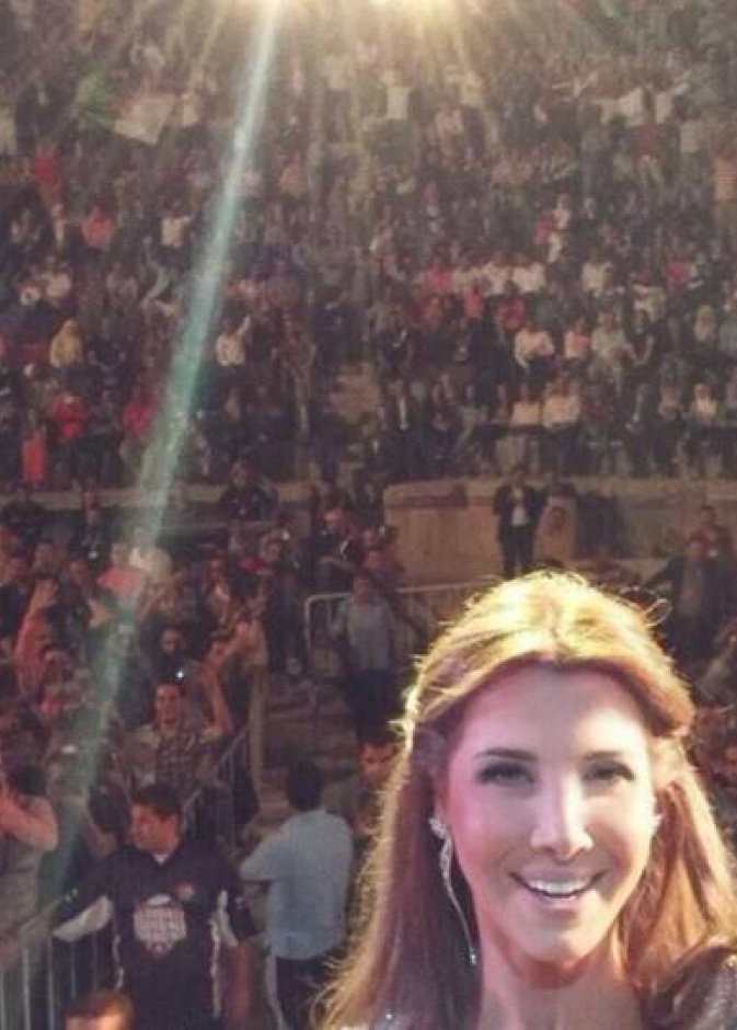 نانسي عجرم تلتقط صورة سيلفي مع جماهيرها في مهرجان جرش