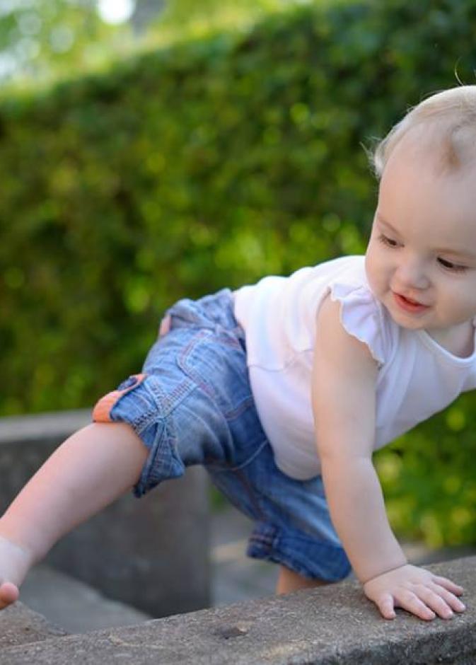 سقوط طفلك على رأسه.. متى يكون مقلقا؟