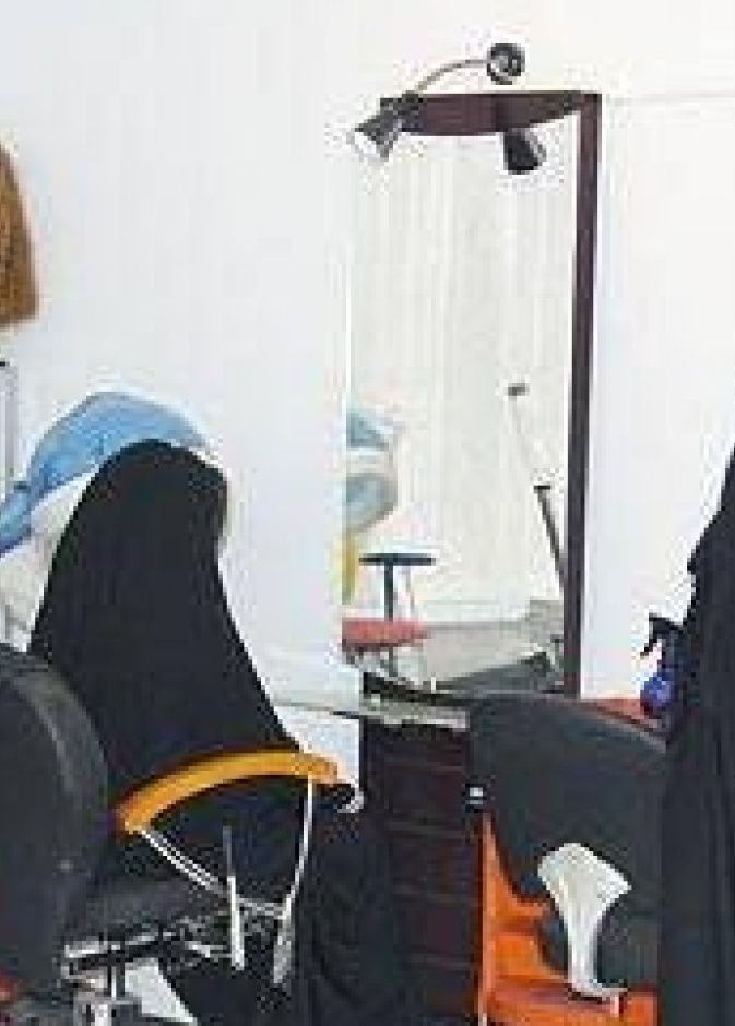 القبض على سيدتين إستخدمتا مواد تجميلية مجهولة في أبوظبي