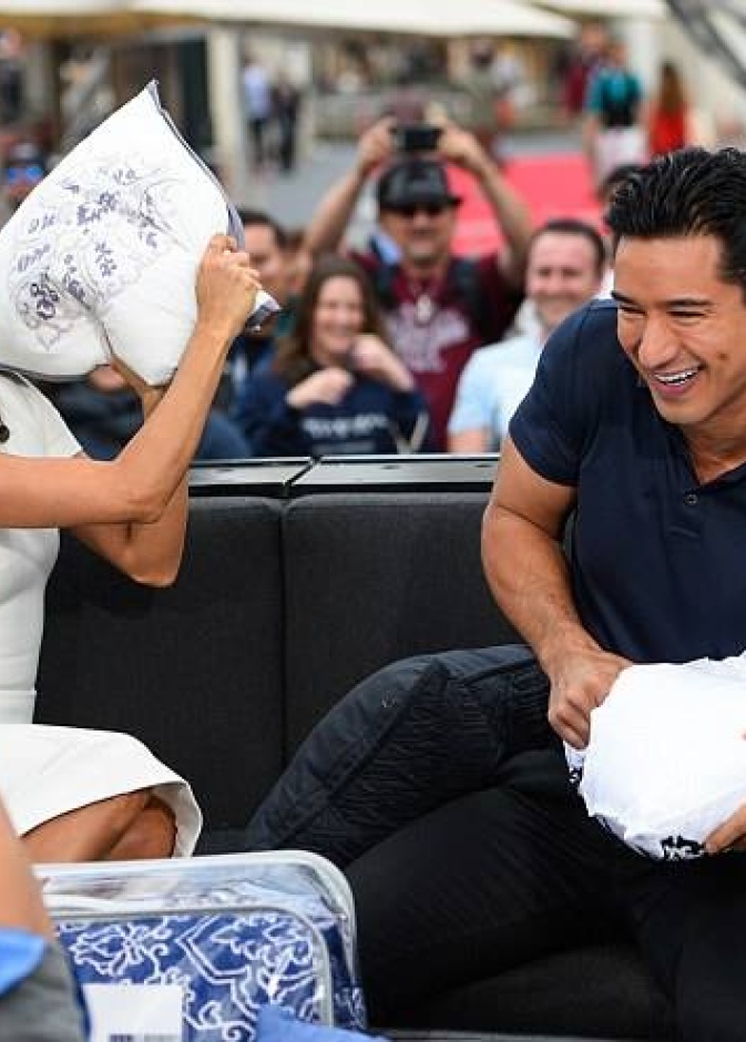 إيفا لونجوريا تنقض على ماريو لوبيز خلال ترويجها لتصاميمها الجديدة من المخدات