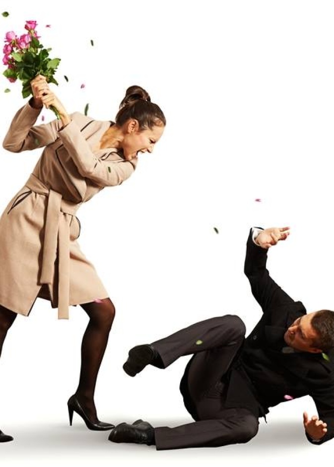 بالفيديو:  زوج يثير جنون زوجته بمقلب سخيف كاد أن يقتلها غيظاً 