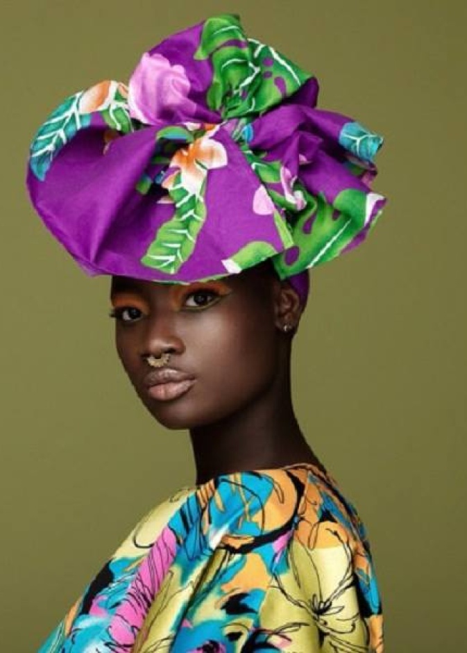 عارضة أزياء بساق واحدة تبهر الجميع بعزيمتها وأناقتها