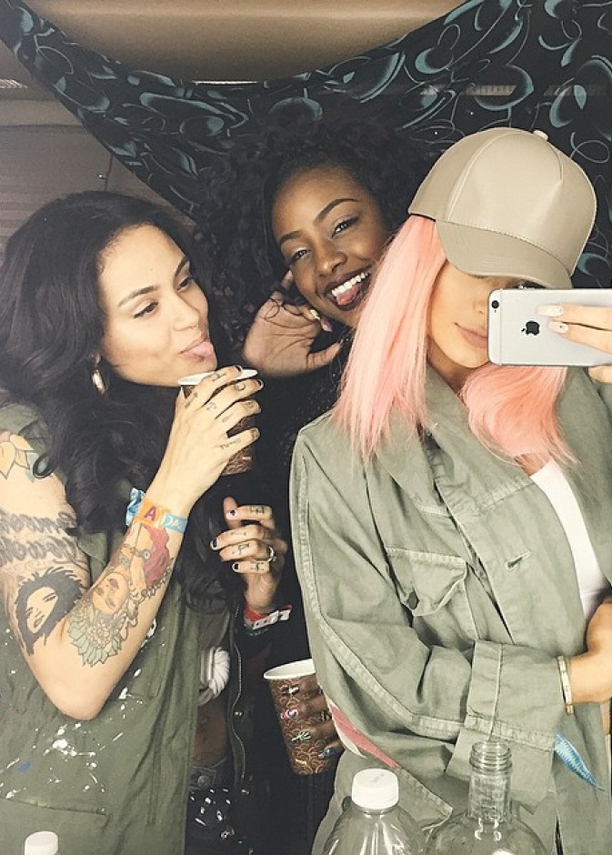 من الأزرق السماوي للشعر الوردي ياترى كم لون لشعر كيلي جينر