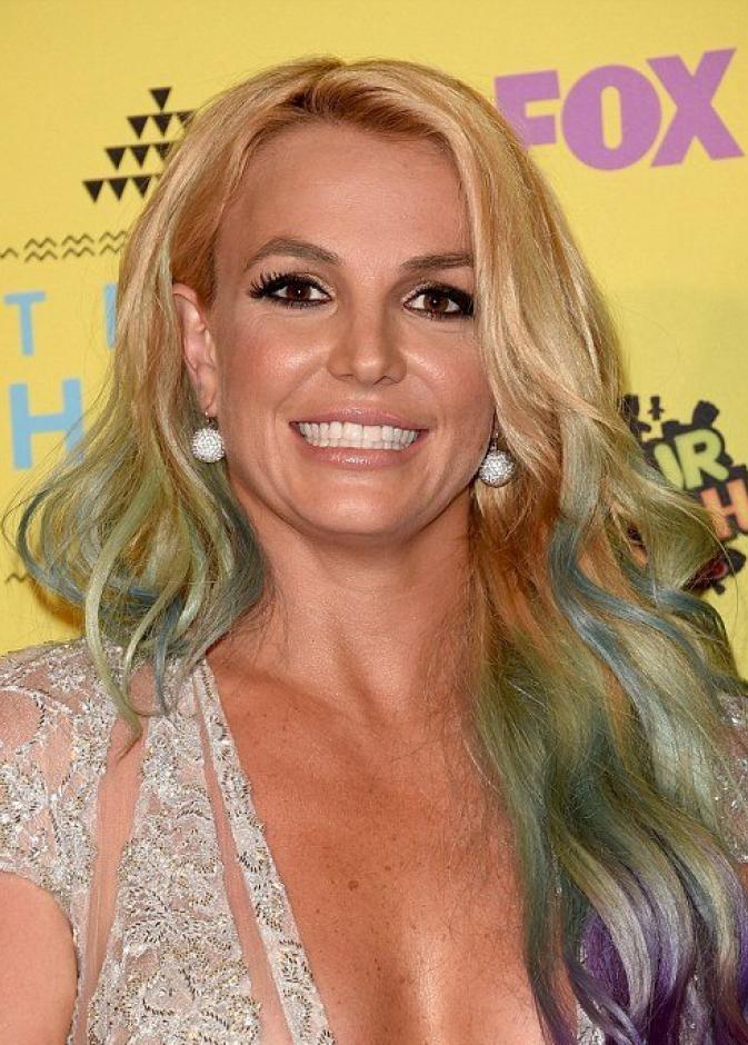 بريتني سبيرز تنضم لقائمة نجمات بالشعر الملون خلال حفل the Teen Choice Awards
