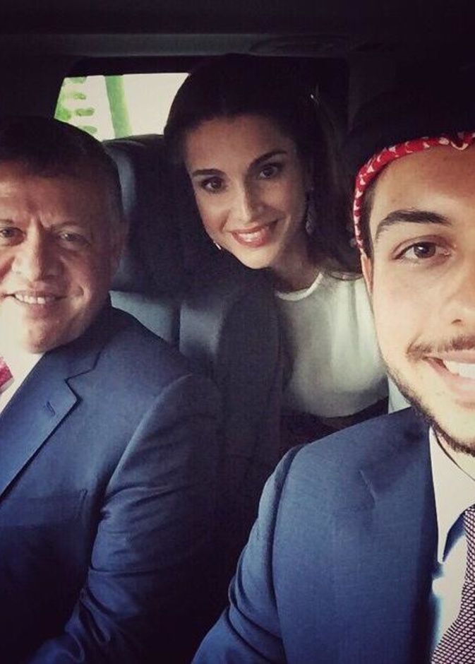 سيلفي للأمير الحسين يجمعه بوالديه الملك عبد الله والملكة رانيا بعد احتفالات عيد استقلال الأردن ال ٦٩ 