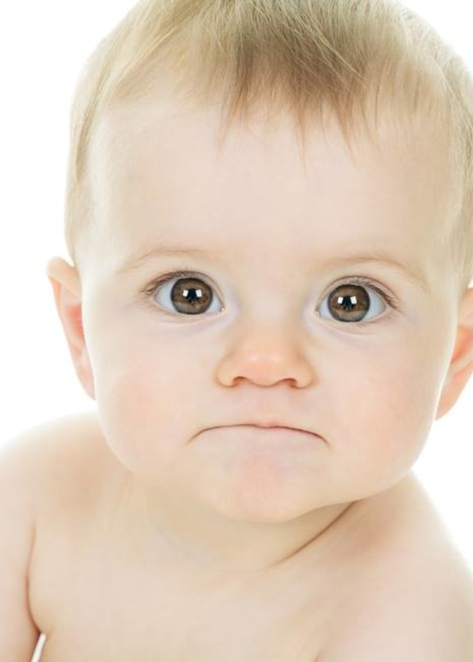 بالفيديو: شاهدوا ماذا فعل هذا الرضيع بعد رؤيته صورة أبيه المتوفى