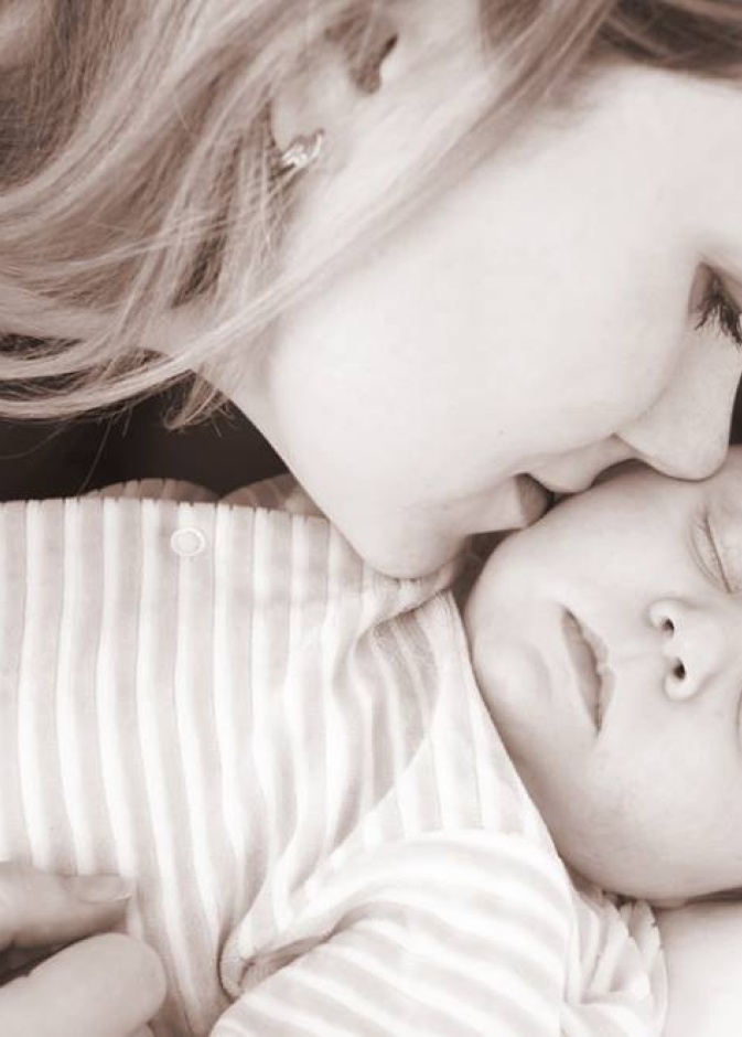 تقبيل الرضيع.. حنان وحب أم أداة للقتل  