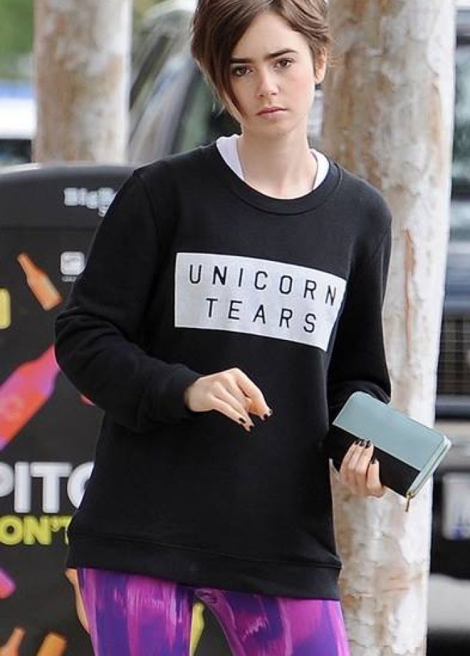 الممثلة ليلي كولينز في ويست هوليوود بإطلالة رياضية ناعمة