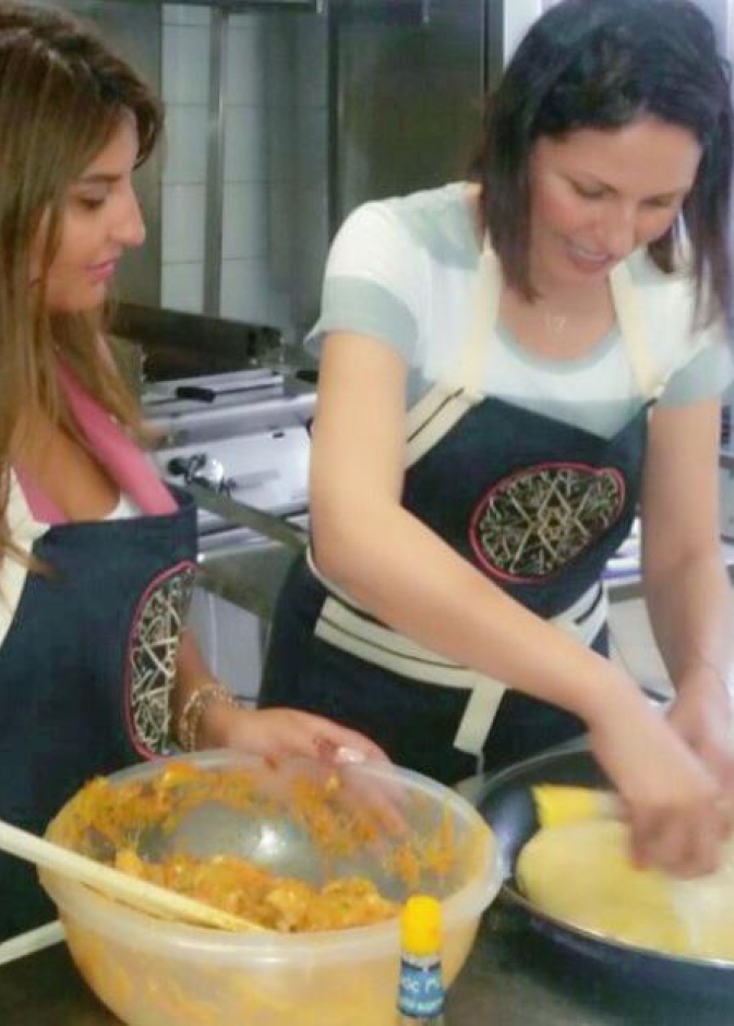 شذى حسون تعلم صديقتها إعداد البسطيلة المغربية