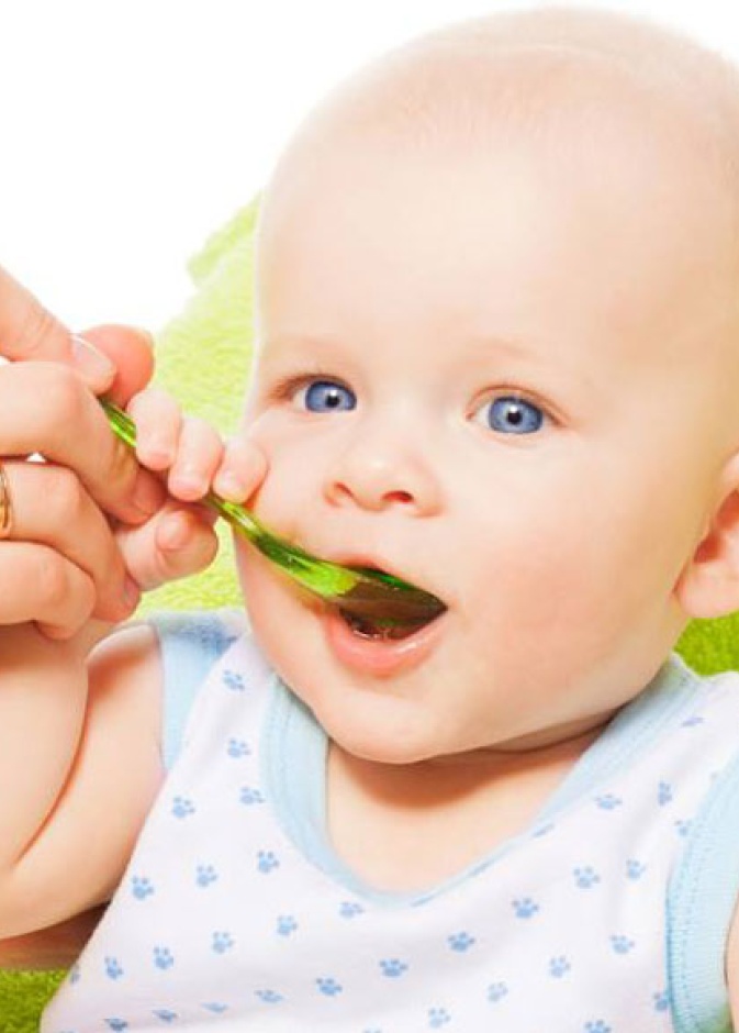 بالفيديو: الطرق الصحيحة لإدخال الطعام في تغذية الرضيع