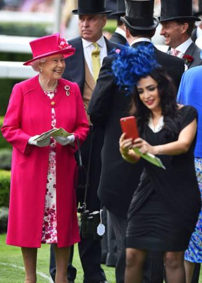 إحدى الحاضرات في سباق Royal Ascot تحاول التقاط "سيلفي" مع الملكة اليزابيث !