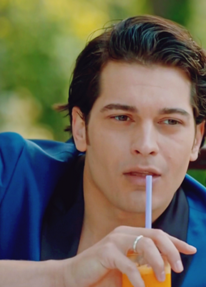 شاتاي أولسوي يظهر بشكل جديد