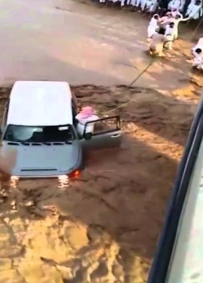 بالفيديو: سعوديون ينقذون سائقاً جرفه السيل