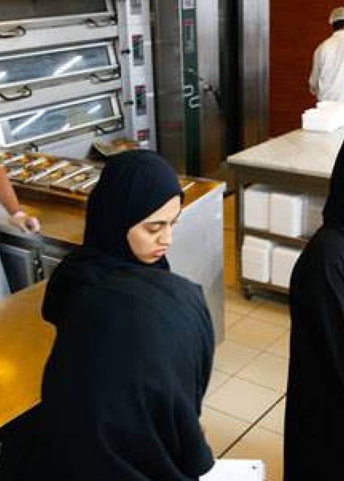 مفتشات إماراتيات يتخصّصن في الكشف عن الغذاء الفاسد