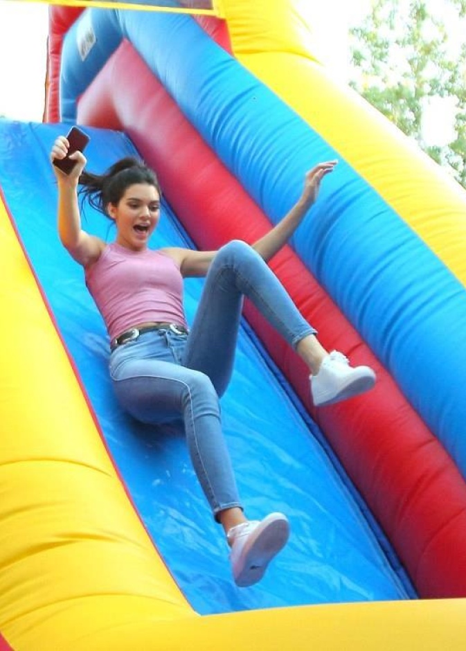 يبدو أن كيندال جينر لا زالت تعيش طفولتها خلال احتفال خاص بتخرج كيلي جينر