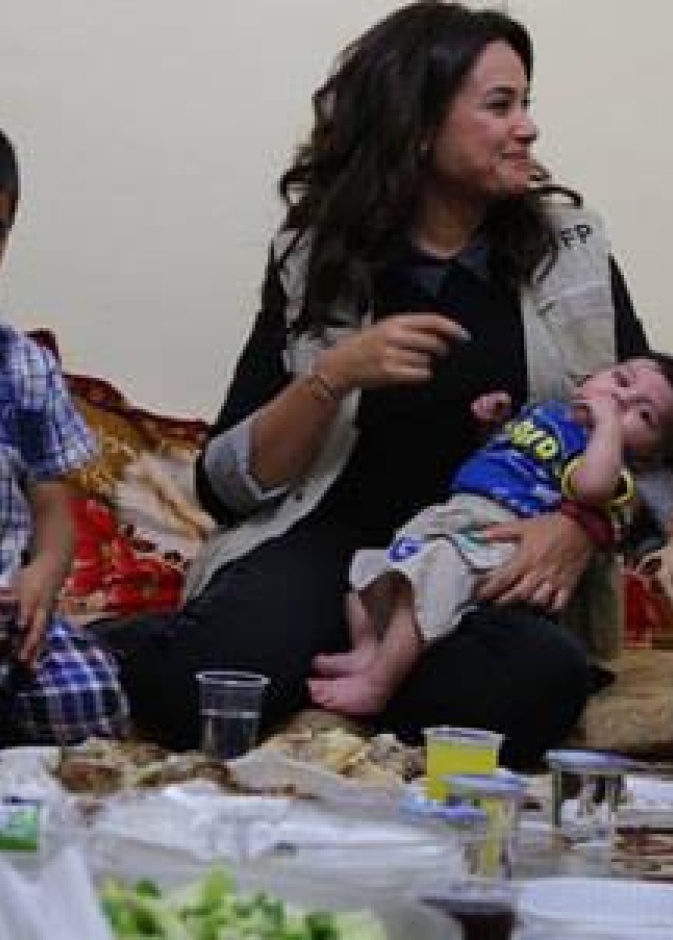 هند صبري تتناول وجبة الإفطار مع عدد من اللاجئين السوريين في الأردن