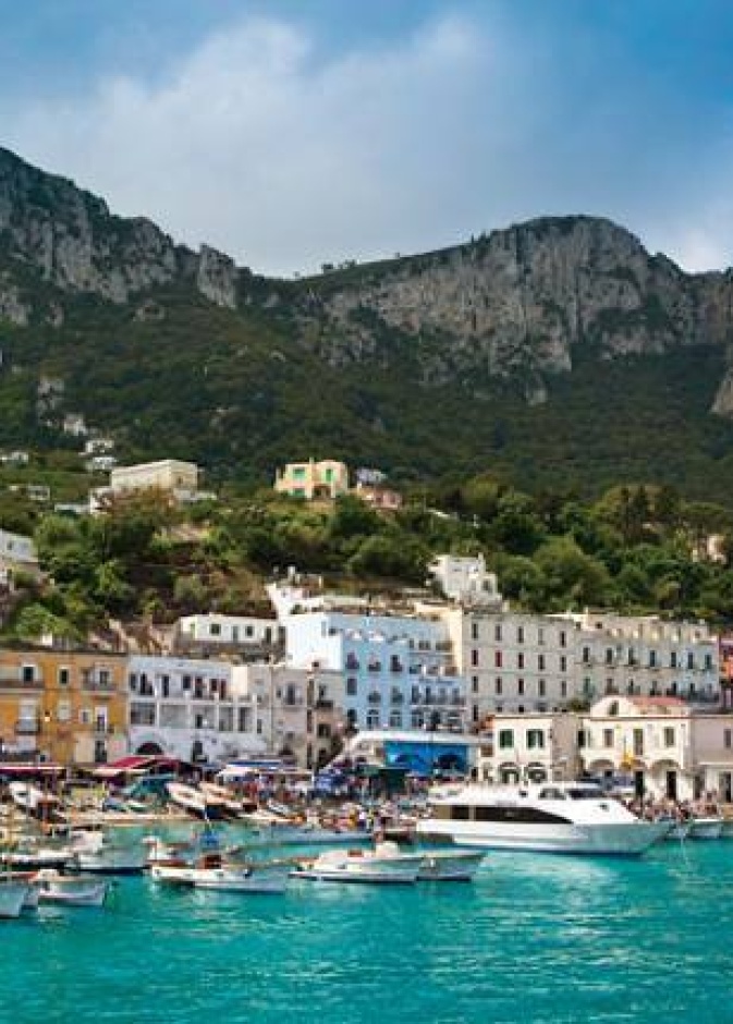 قاضية إيطالية تحظر حضور الجلسات بـ "الشبشب" و"الشورت