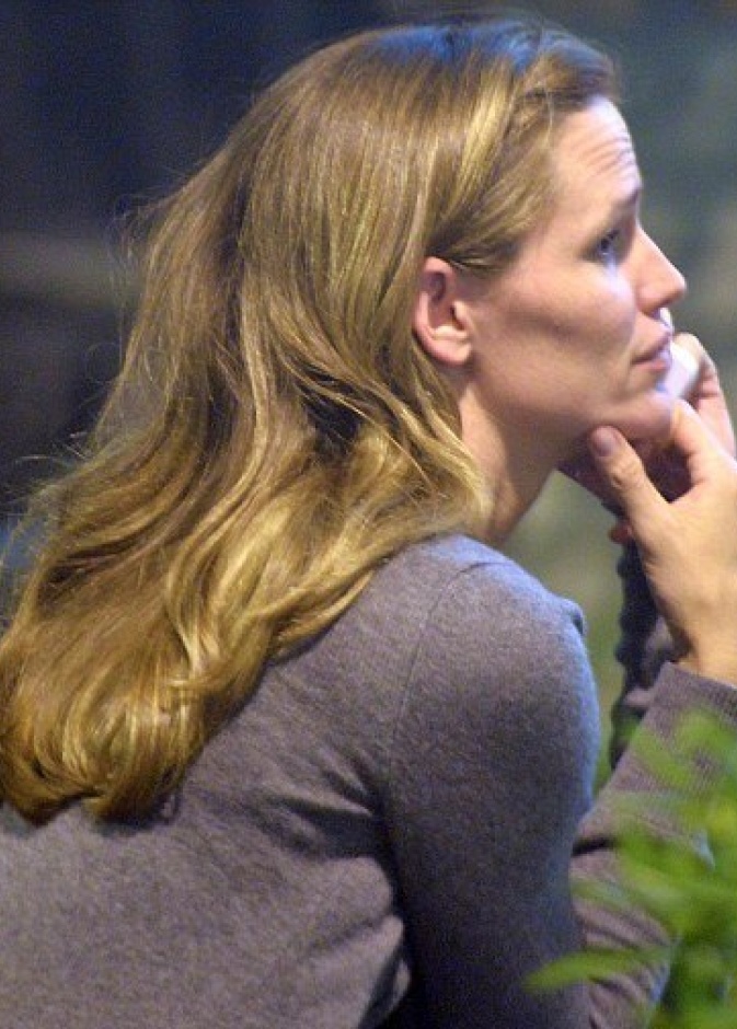 الحزن والقلق يبدوان على وجه جنيفير غارنر خلال اتصال هاتفي وذلك بعد انفصالها عن بن أفليك