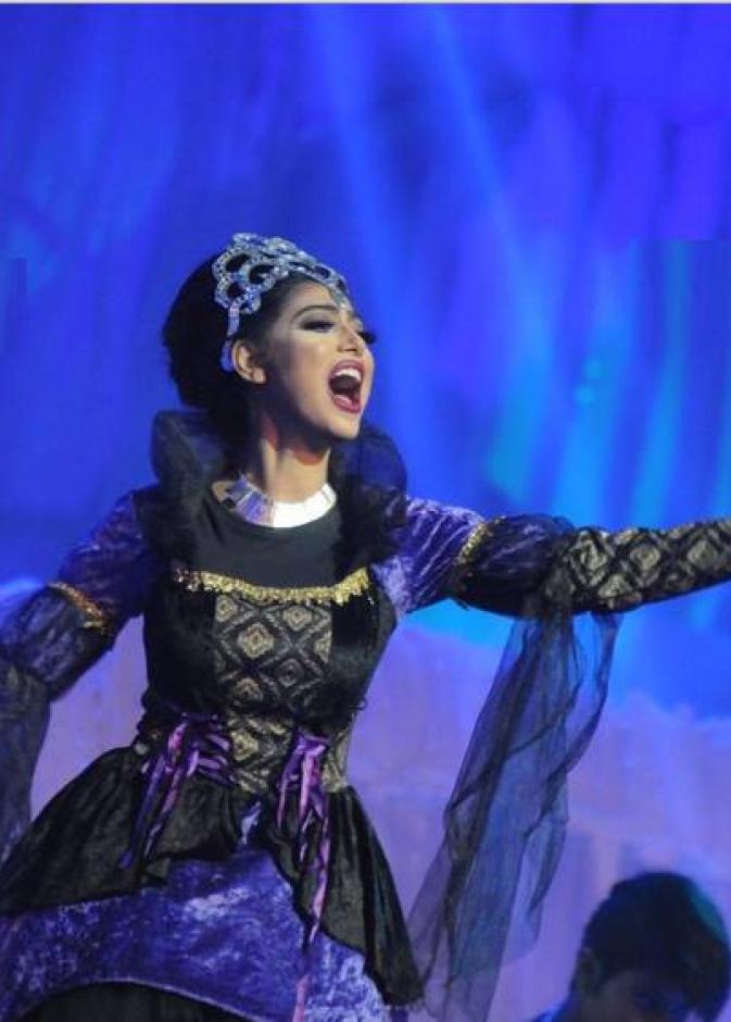 شيلاء سبت بكامل انفعالها بدور الملكة في مسرحية كان يا مكان في عيد الفطر