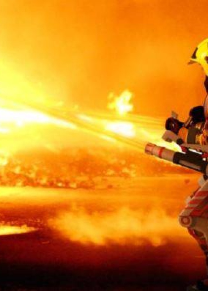 إنقاذ عائلة من الموت في حريق هائل بمنزلهم