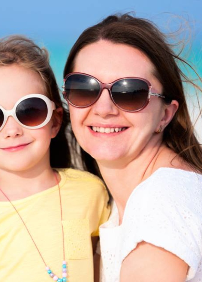 للأم .. لهذه الأسباب تحتاج عيون طفلك لعناية أكبر في فصل الصيف!