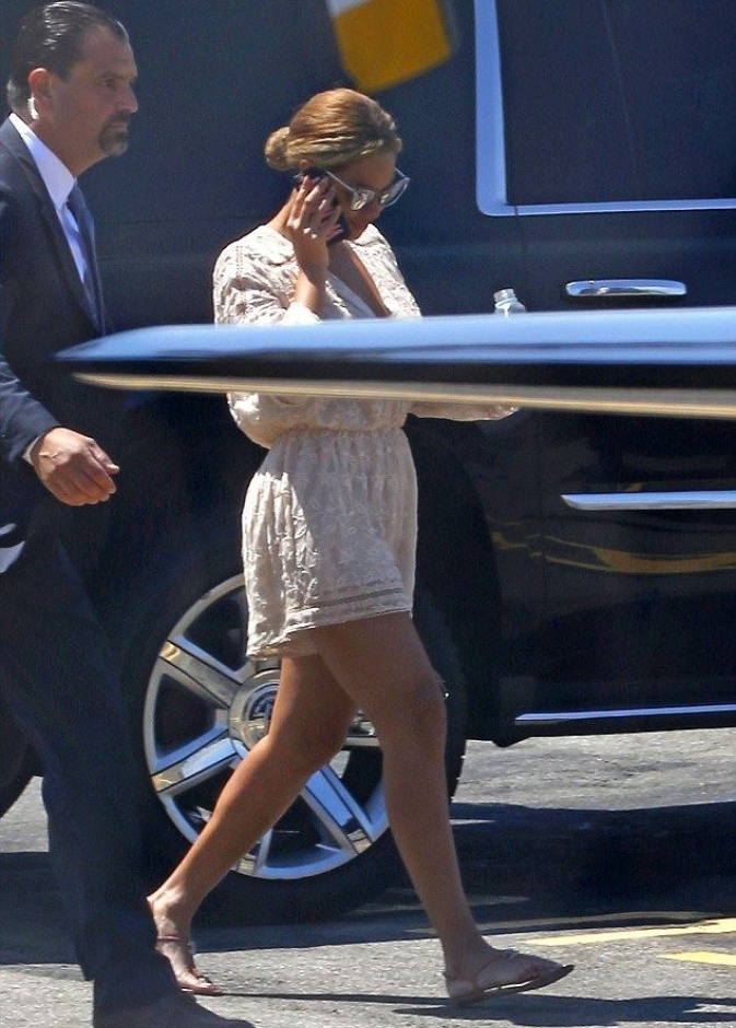 ما السر وراء ابتسامة بيونسيه قبل صعودها للطائرة الخاصة في نيويورك بالأمس؟