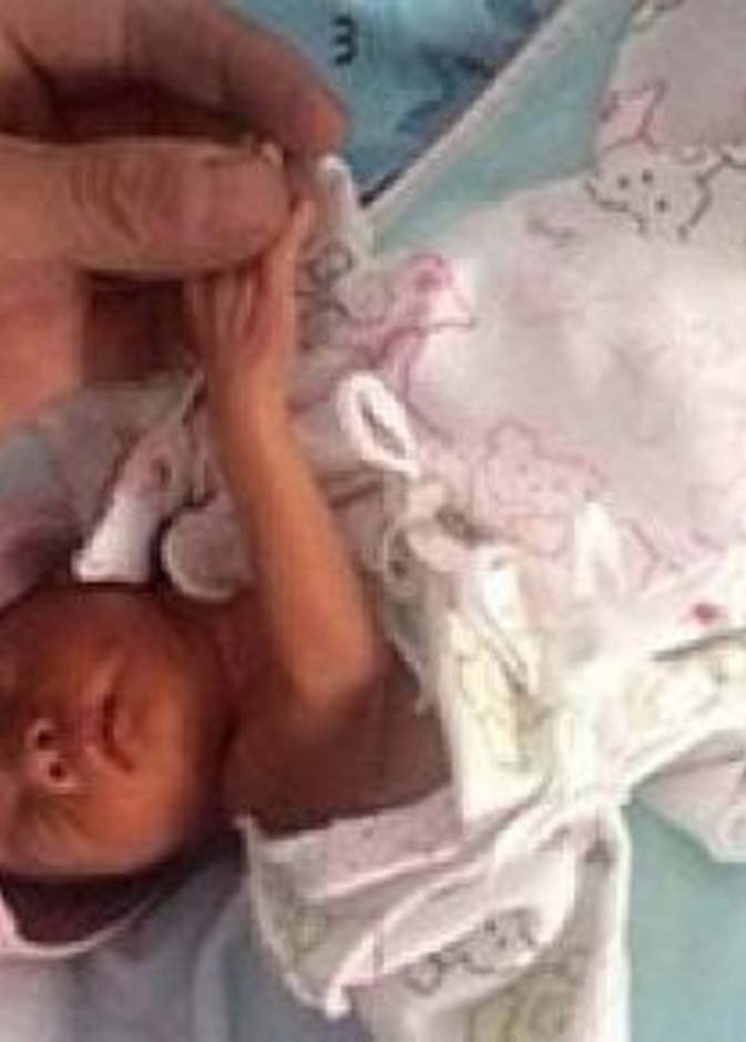 رضيعة تعود للحياة بعد دفنها!