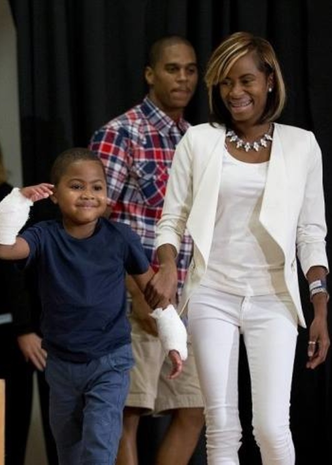 بالفيديو: نجاح أول عملية زرع يدين في العالم 