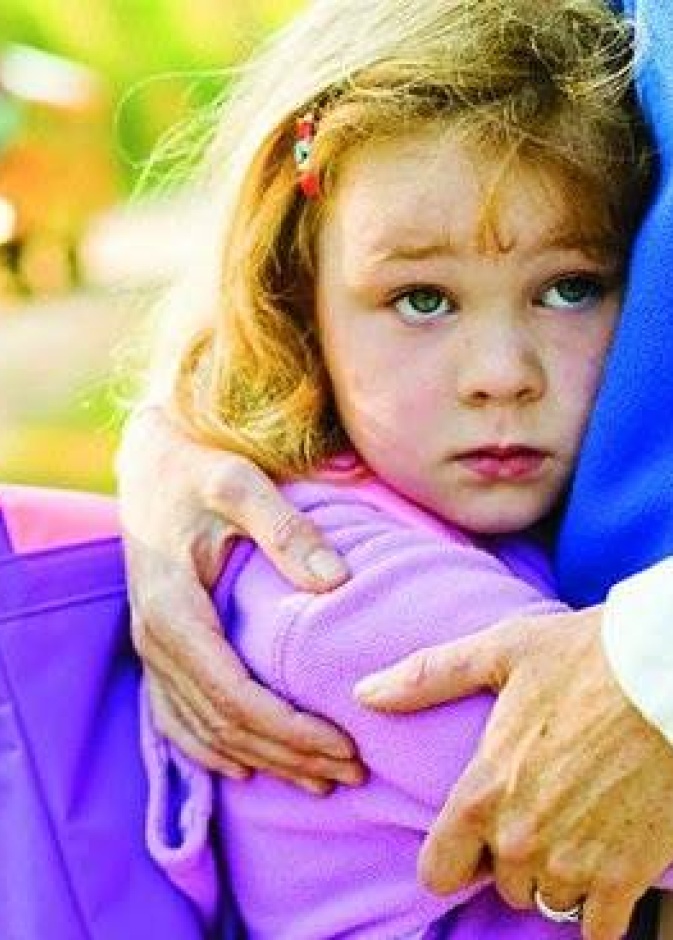 إرشادات هامة للتغلب على بكاء الطفل في بداية عهده بالمدرسة