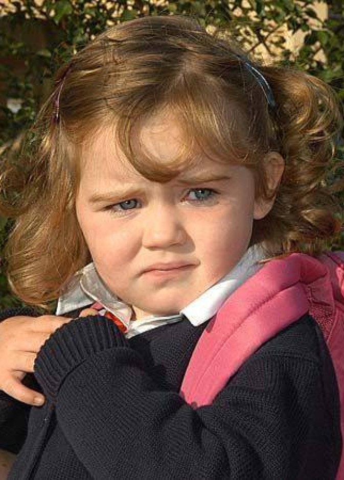 كيف تتعاملين مع مواقف طفلك الطارئة في أيامه الأولى بالمدرسة 