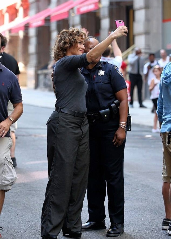 جينيفر لوبيز تلتقط صورة سيلفي مع أحد الشرطيات أثناء تصوير shades of blue