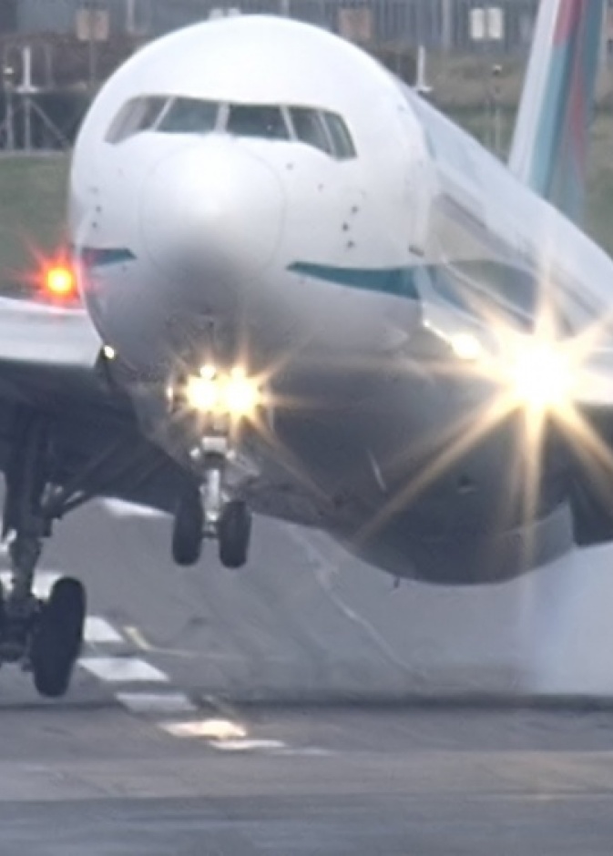 فيديو.. طائرة تهبط بدون عجلات