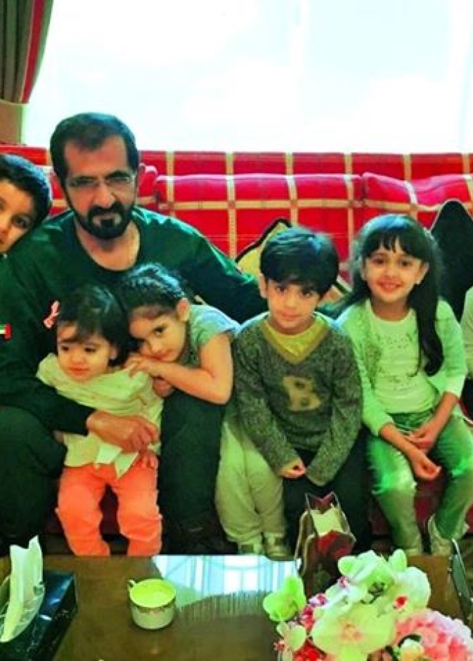 الشيخ محمد بن راشد يتوسط بعض أحفاده في جو عائلي بهيج