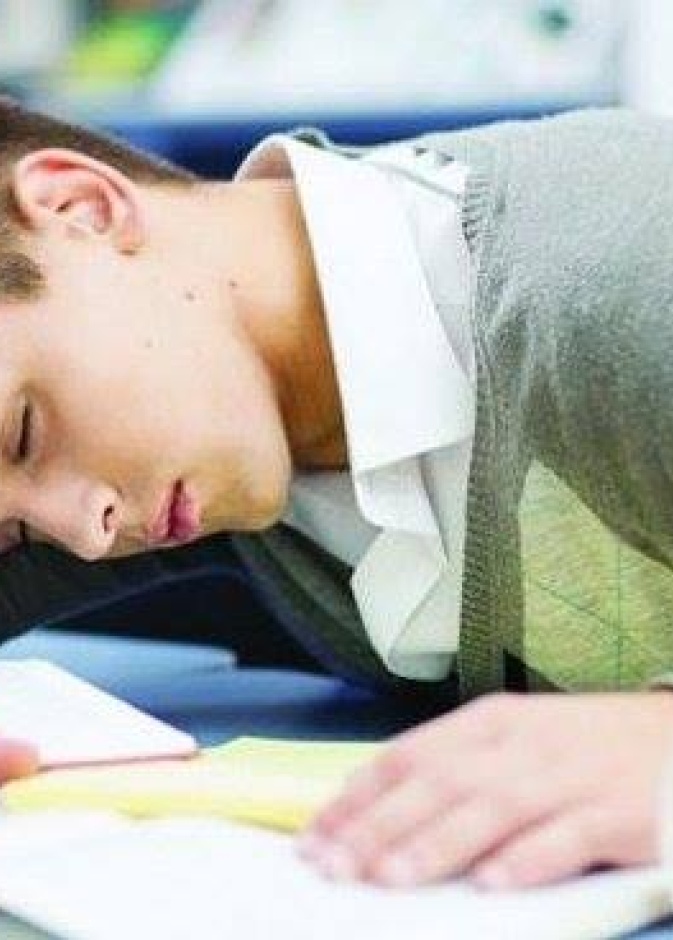 مدرس يوقظ طالب نائم بطفاية الحريق