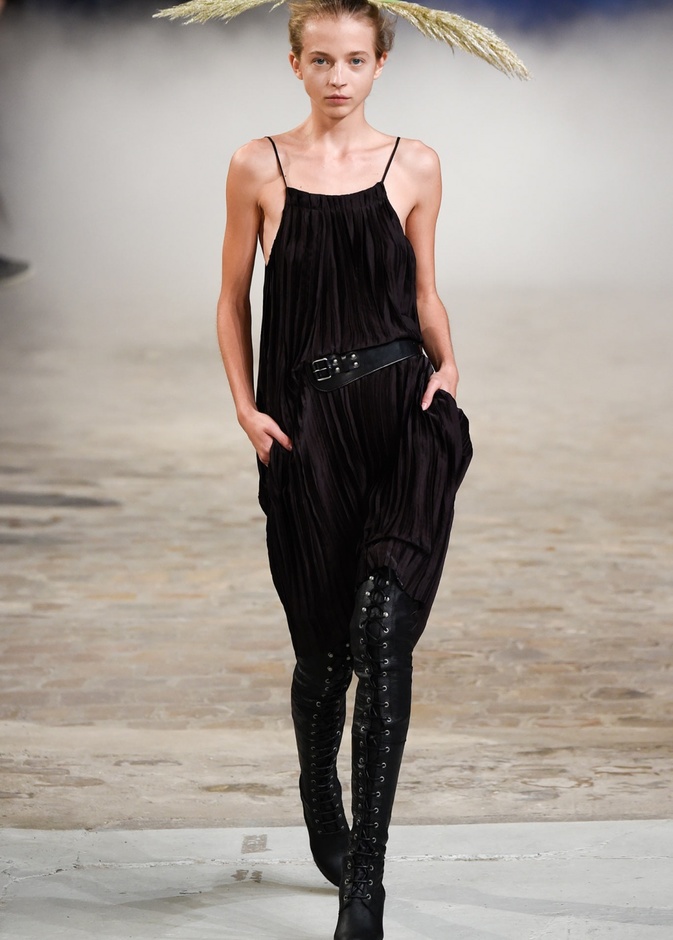 غيوم سوداء تتلبد في ربيع A.F. Vandevorst