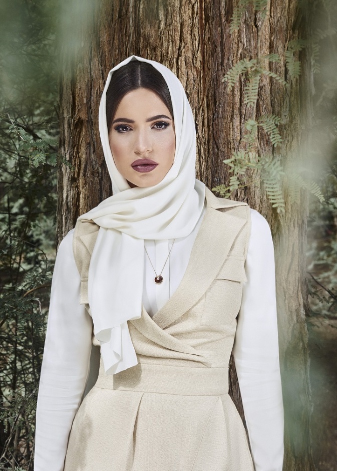 الإماراتية فاطمة حسام تتألق بقلادة أموليت من كارتييه 