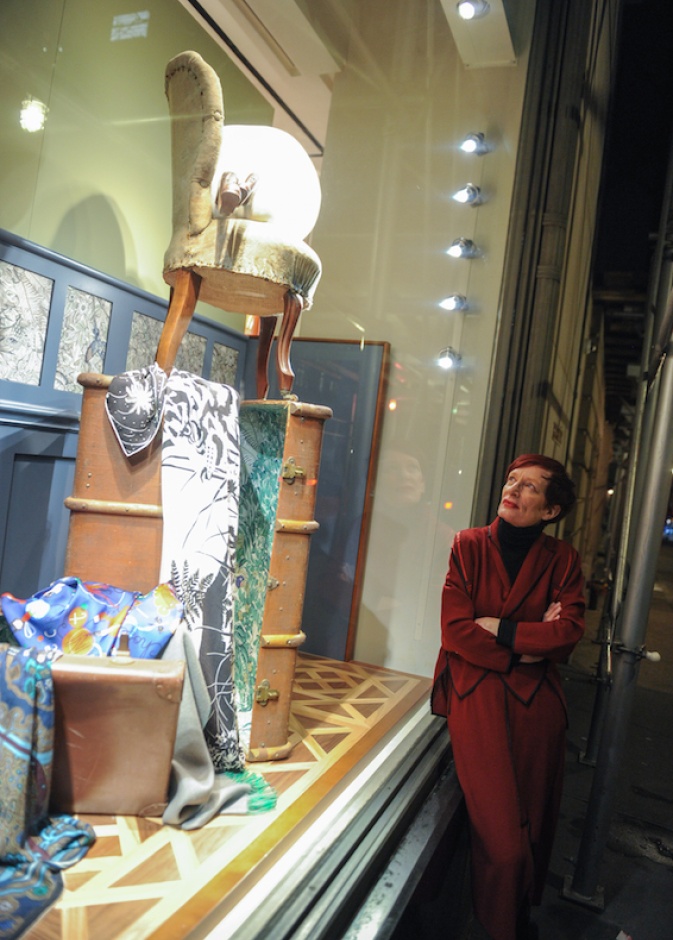 الفنانة نينا ساندرز مصممة نوافذ هيرمز 