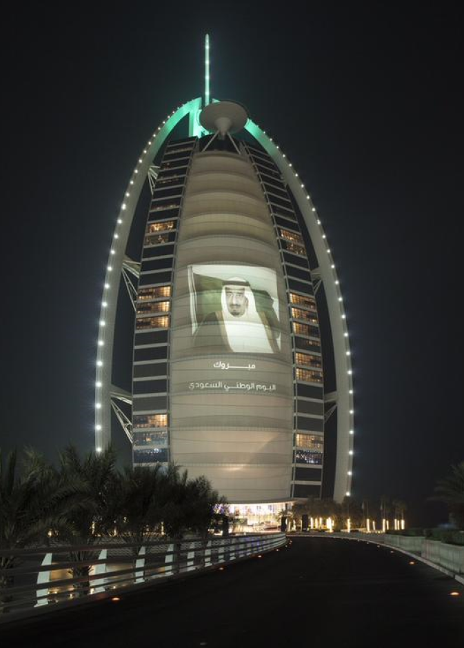 برج العرب يتزين بصورة الملك سلمان حفظه الله بمناسبة اليوم الوطني السعودي 