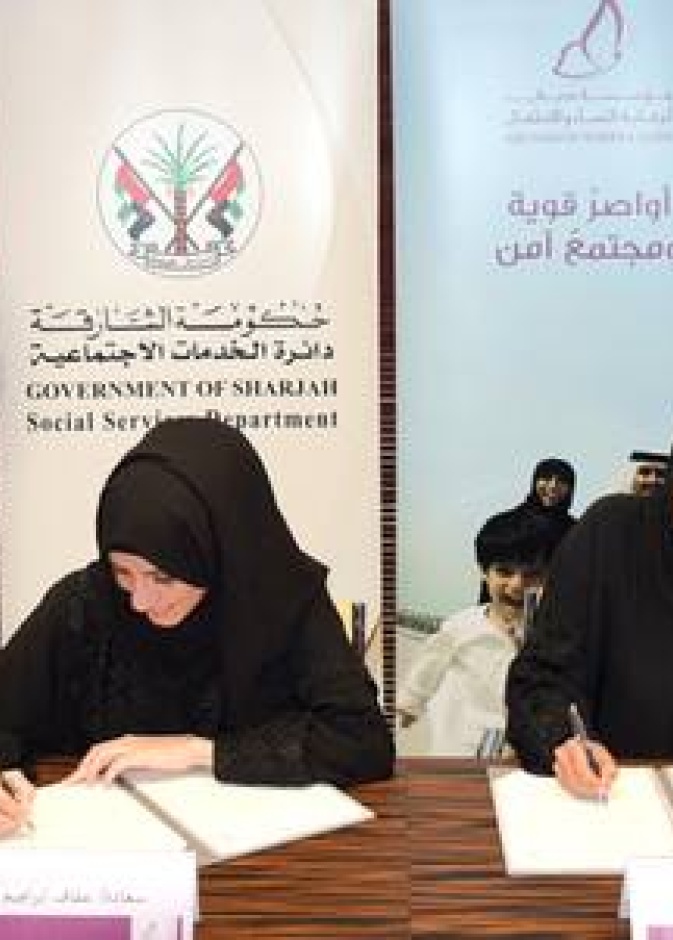 السيدة عفراء الباسطي والسيدة عفاف المري أثناء توقيع الإتفاقية 