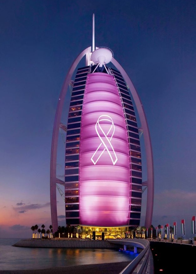 برج العرب يتزين باللون الزهري .. وشعار سرطان الثدي