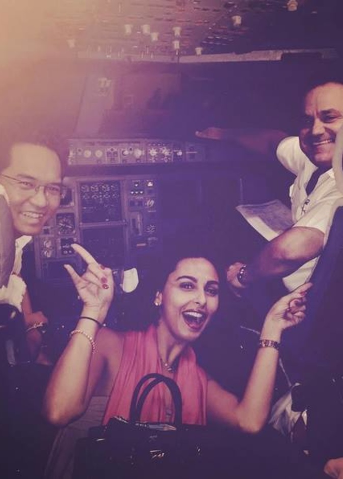 ميس حمدان المشاغبة دائماً تقتحم قمرة كابتن الطائرة