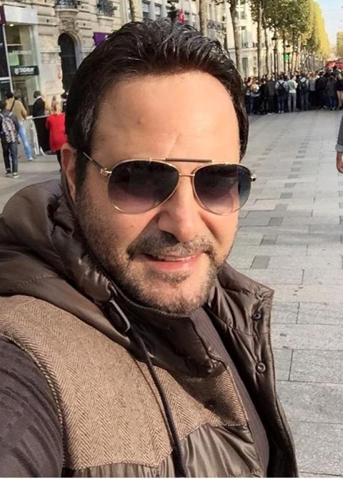 عاصي حلاني يأخذ السيلفي في احدى شوارع باريس و ينشر صورته اليوم على حسابه بالانستقرام 
