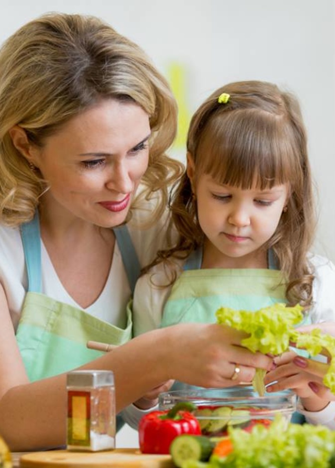 كيفية تعويد الطفل على الغذاء الصحي في عمر مبكر 