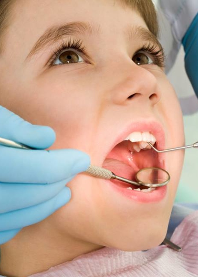 أطباء يحذرون من أثر الكولا على أسنان الطفل 