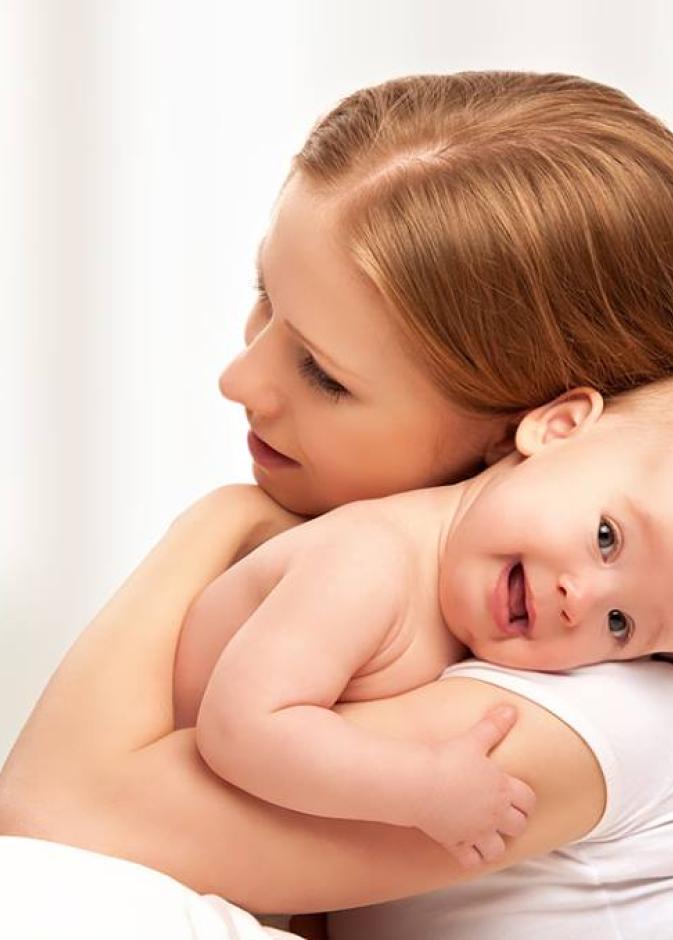 حضنك منتهى الأمان لطفلك فلا تحرميه إياه 