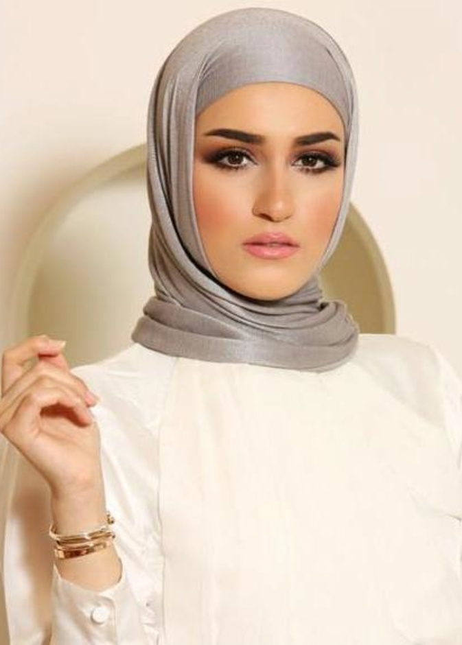 دلال الدوب بمكياج ناعم وراقي