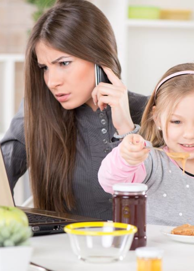 هل تقلّ عاطفة الأمومة في قلوب الأمهات العاملات؟