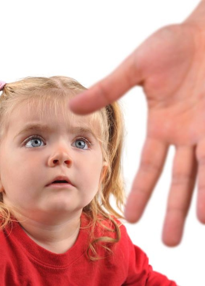 إختلاط الأطفال بالغرباء محفوف بالمخاطر .. فكيف تحفظينهم منها؟