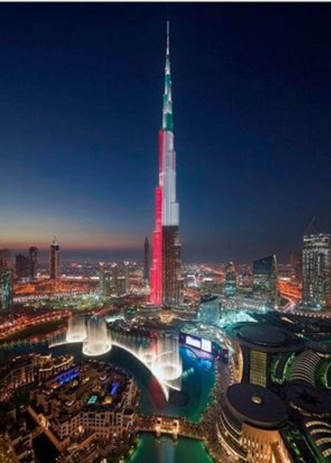 برج خليفة مزدان بألوان العلم احتفالا بيوم العلم الإماراتي