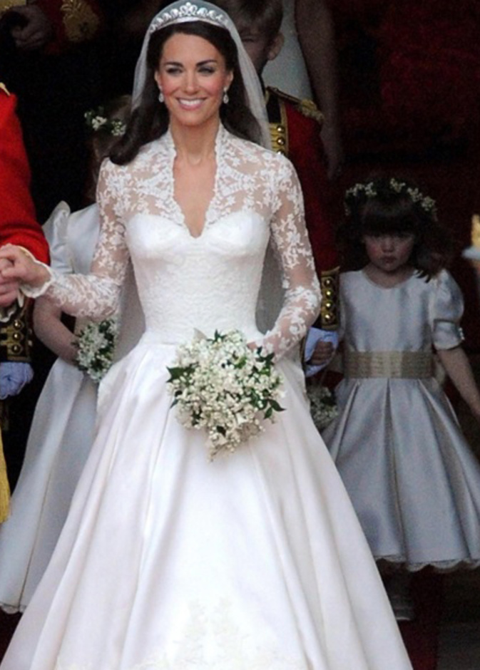 فستان زفاف كيم كردشيان من تصميم فيرا وانغ بتنورة منفوشة